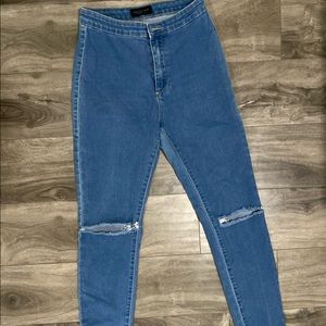 Distressed skinny jeans
